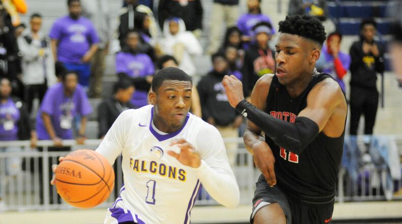 Carl Blanton of Trotwood (right) stays with D’Arris Dean. MARC PENDLETON / STAFF