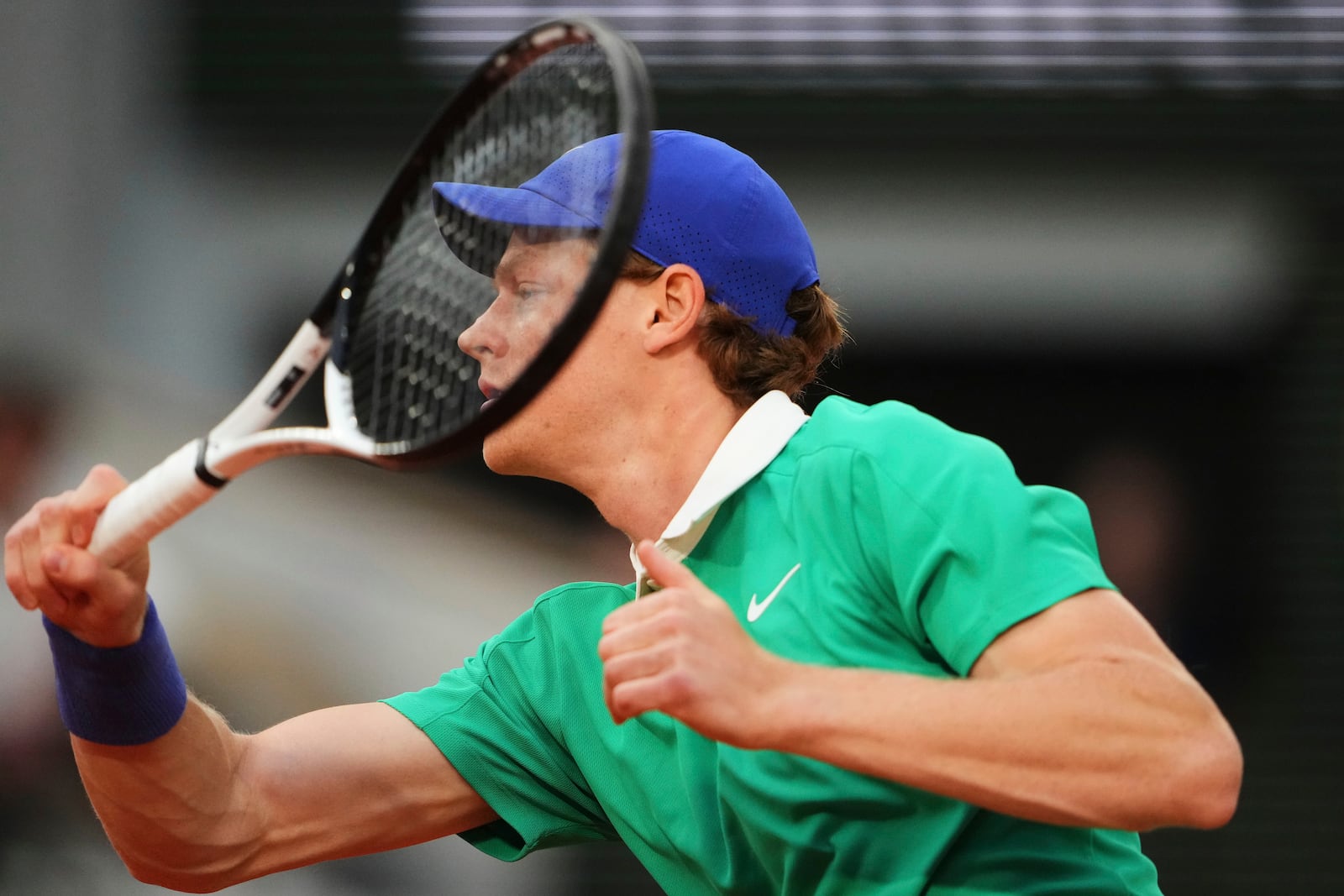 Italy's Jannik Sinner hits a forehand against France's Arthur Rinderknech during their first round match of the French Tennis Open, at the Roland-Garros stadium, in Paris, Monday, May 26, 2025. (AP Photo/Lindsey Wasson)