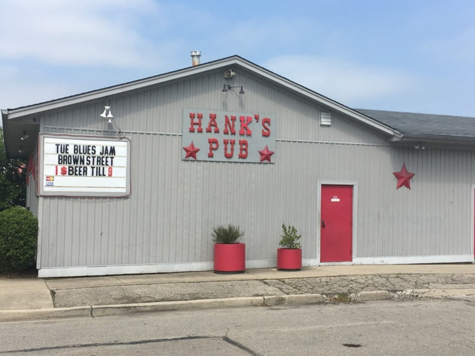 An unassuming venue, Hank's Pub is all about the no-frills good time.