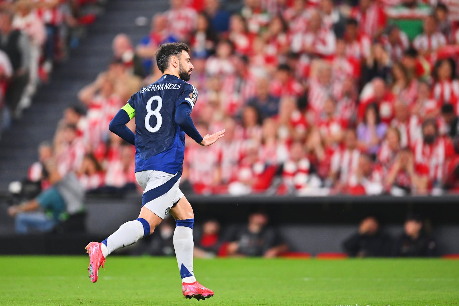 Manchester United's Bruno Fernandes celebrates after scoring his side's second goal during the Europa League semifinal first leg soccer match between Athletic Bilbao and Manchester United at the San Mames stadium in Bilbao, Spain, Thursday, May 1, 2025. (AP Photo/Miguel Oses)