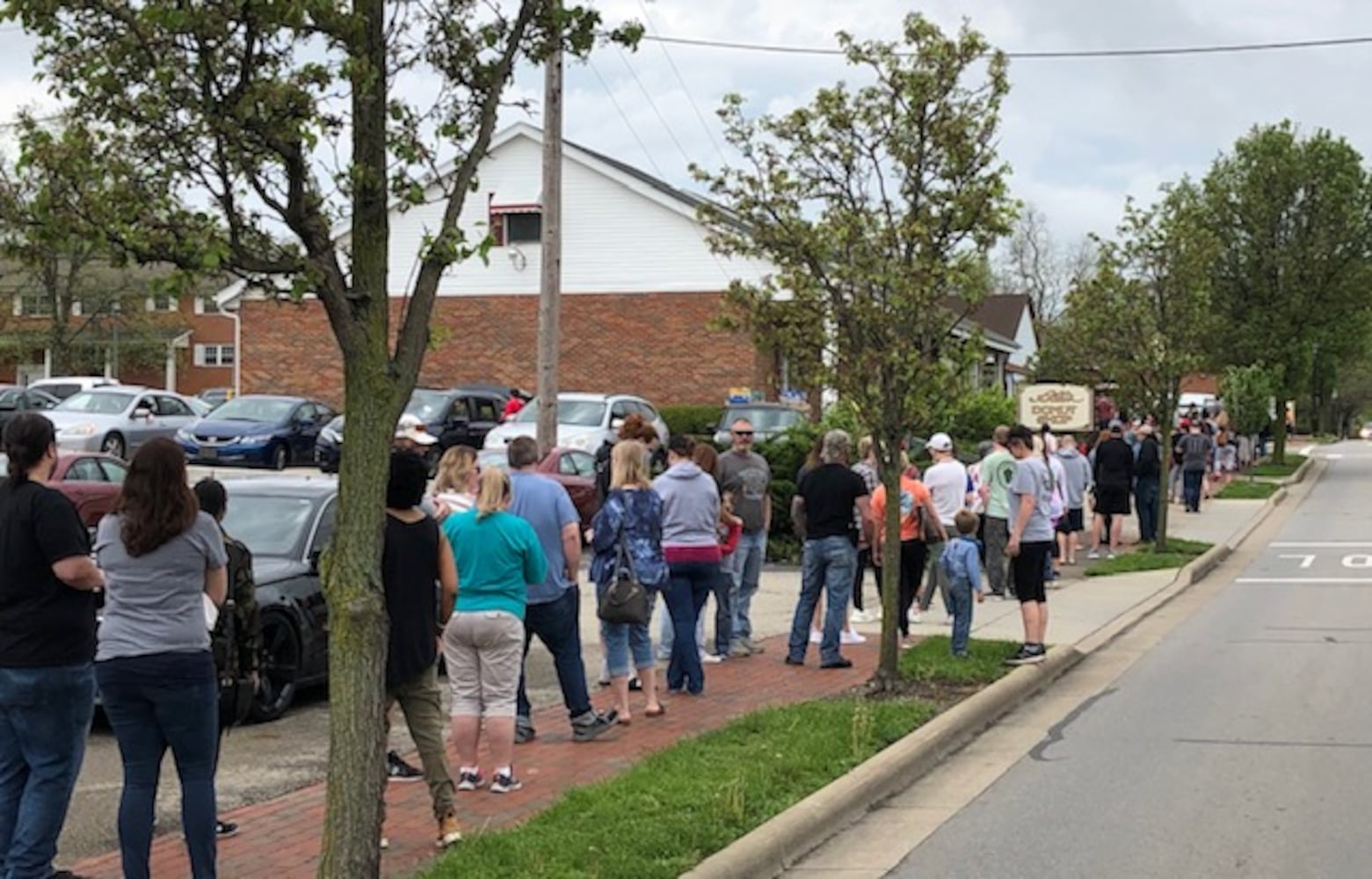 PHOTOS: Bill’s Donut Shop reopens, and here’s how people reacted