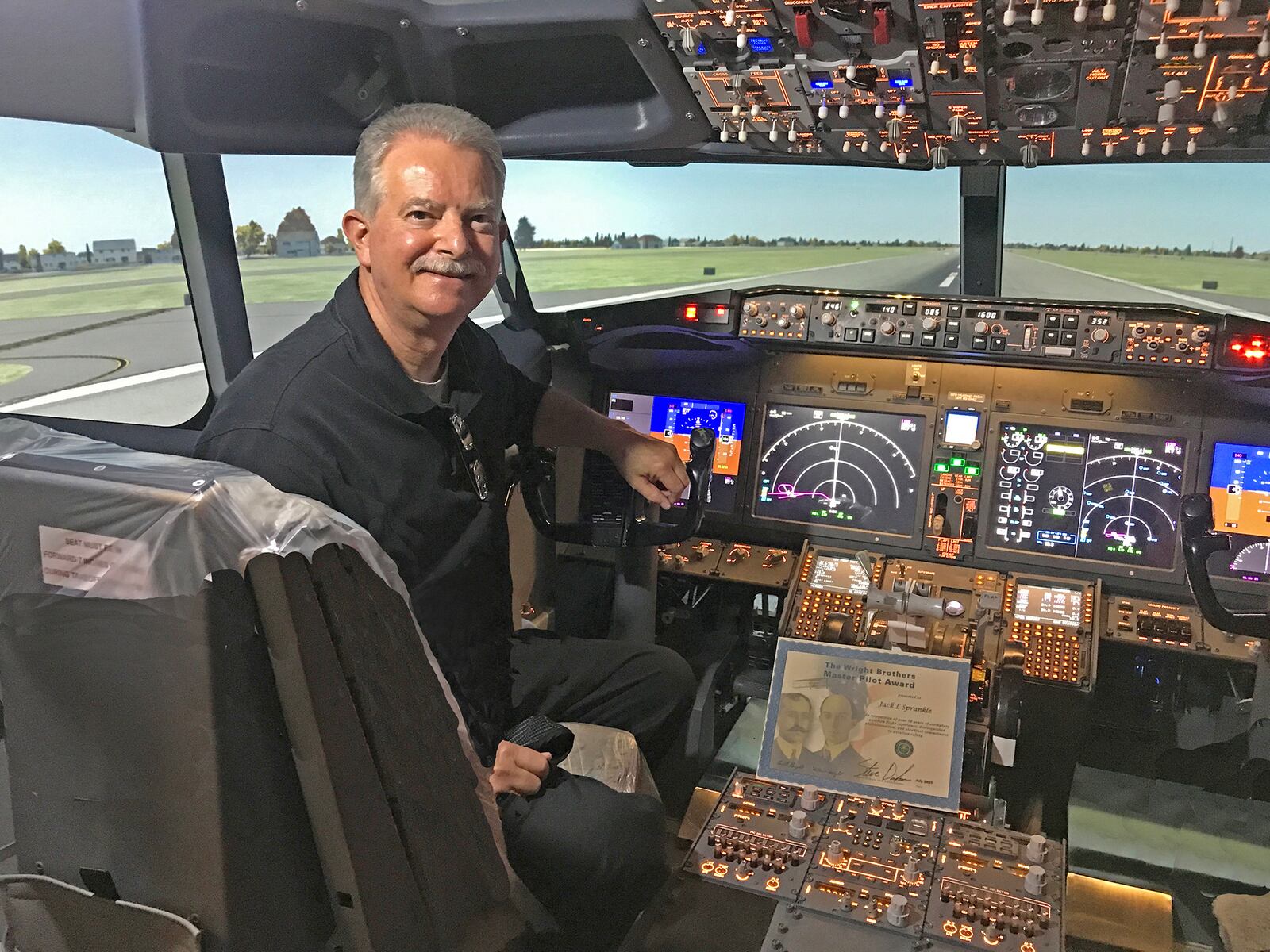 To commemorate his Master Pilot award, and 50 years of flying, Sprankle flew a Boeing 737 simulator.