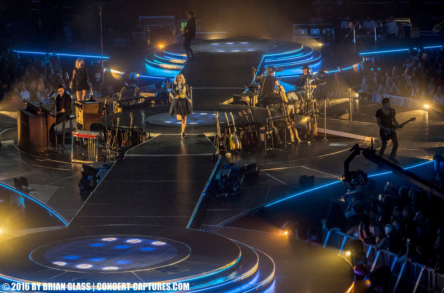 Carrie Underwood lights up Cincinnati