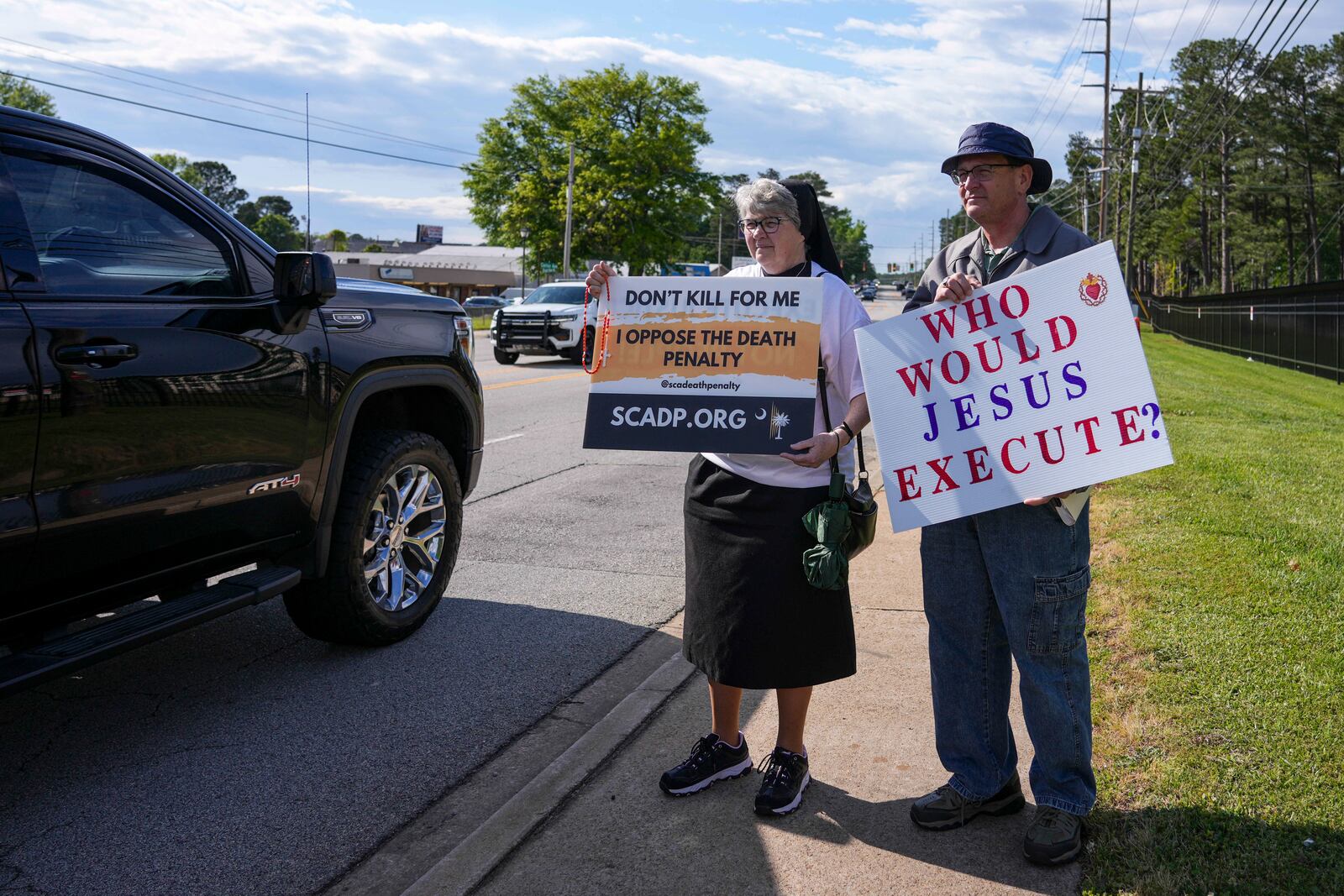 Sister Pamela Smith, left, and Brian Hansen demonstrate outside the site of the scheduled execution of South Carolina inmate Mikal Mahdi in Columbia, S.C., Friday, April 11, 2025. (AP Photo/David Yeazell)