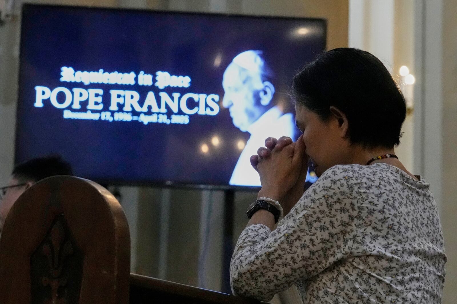 A devotee prays during a mass for the late Pope Francis at the Cubao Cathedral in Quezon city, Philippines Monday, April 21, 2025. (AP Photo/Aaron Favila)