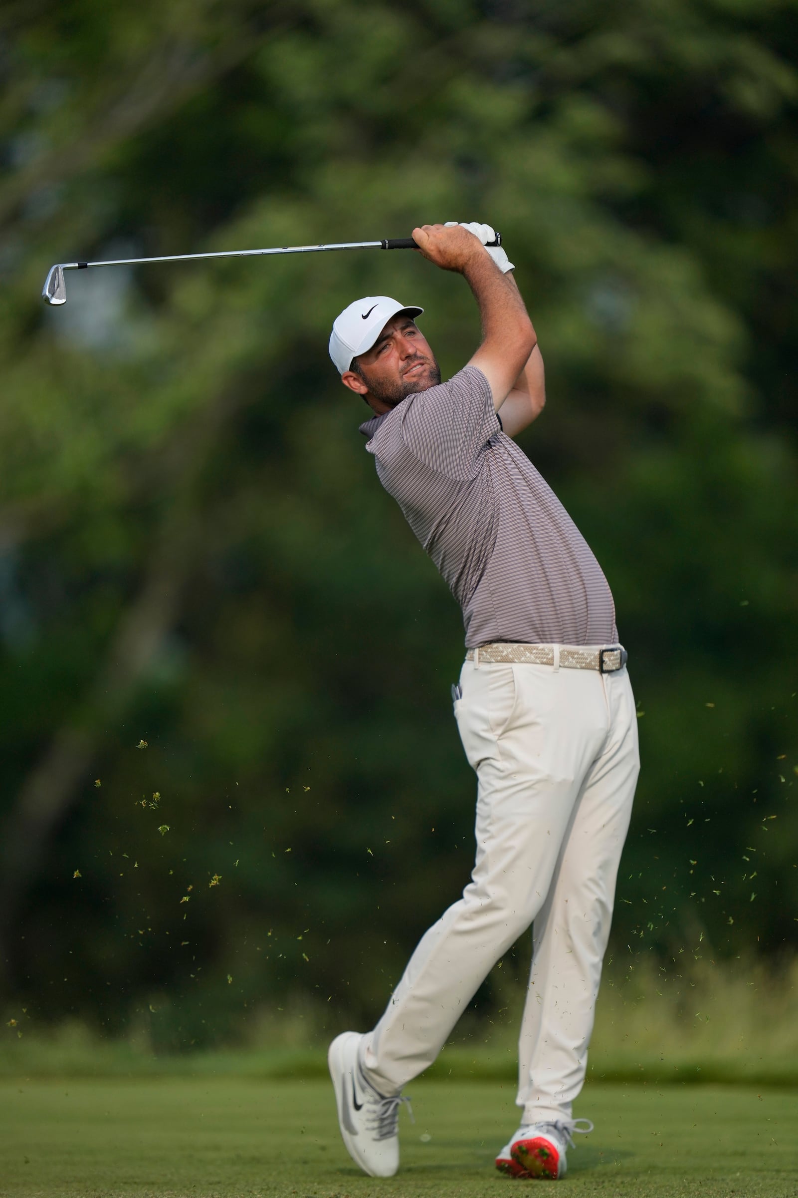 Scottie Scheffler tees off on the 16th hole during the first round of the U.S. Open golf tournament at Oakmont Country Club Thursday, June 12, 2025, in Oakmont, Pa. (AP Photo/Seth Wenig)