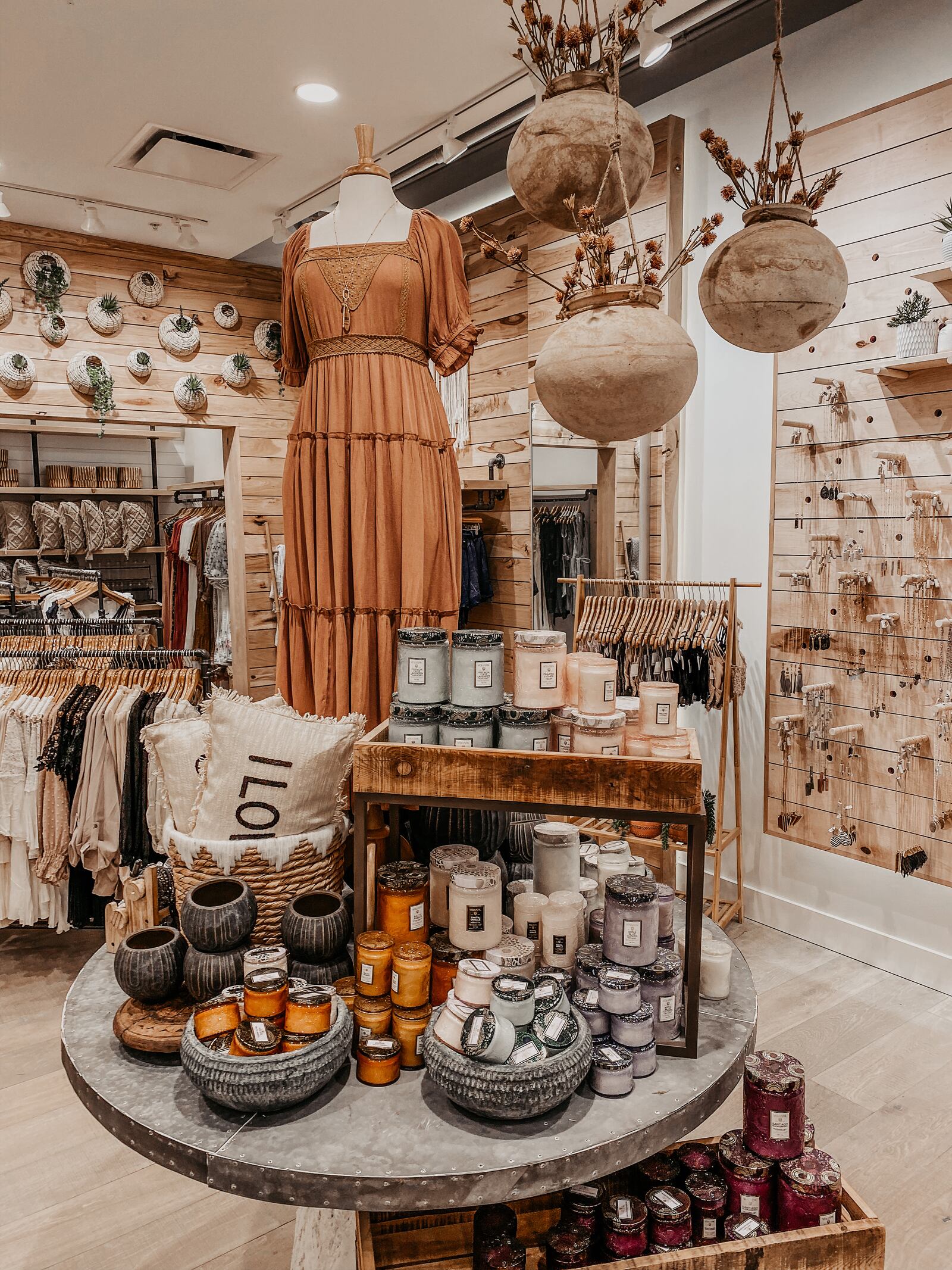 Rose & Remington, a women’s lifestyle shop started by two Ohio women, Kristen Ponchot and her mother Dee Alexander, will open in fall 2021 at the Dayton Mall.