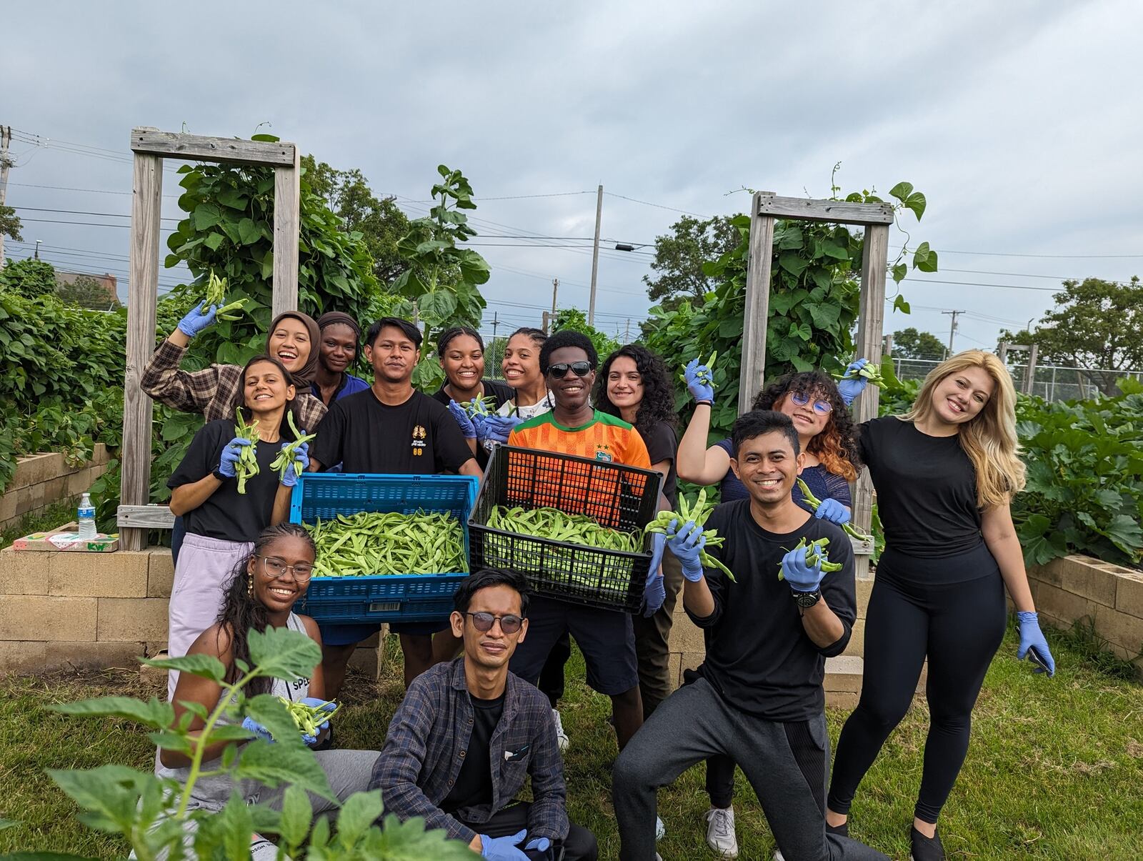 Sinclair international students volunteer at Foodbank, Inc.