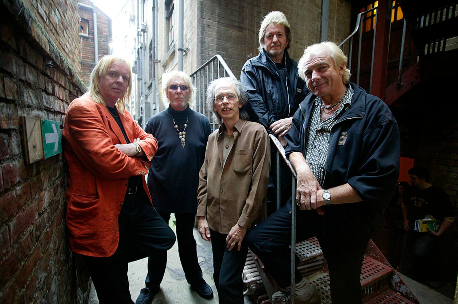 UNITED KINGDOM - JULY 11:  NEW THEATRE  Photo of Alan WHITE and Steve HOWE and Rick WAKEMAN and YES and Jon ANDERSON and Chris SQUIRE, Rick Wakeman, Chris Squire, Steve Howe, Jon Anderson, Alan White - posed, group shot  (Photo by Mick Hutson/Redferns)
