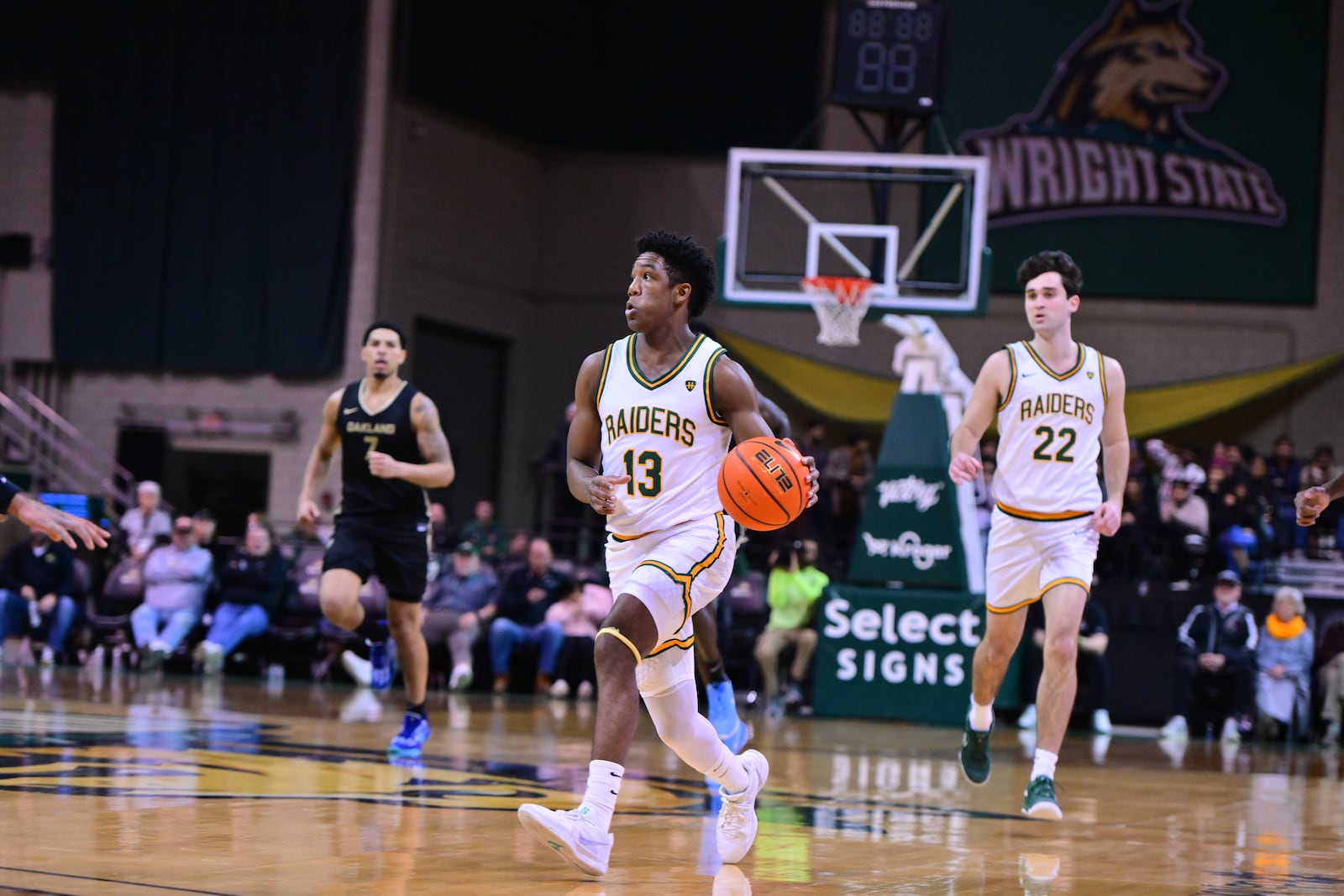 Wright State's Solomon Callaghan looks to make a pass during a game vs. Oakland at the Nutter Center on Jan. 9, 2025. Joe Craven/Wright State Athletics