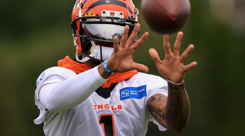 Cincinnati Bengals' Ja'Marr Chase makes a catch during NFL football practice in Cincinnati, Tuesday, June 7, 2022. (AP Photo/Aaron Doster)
