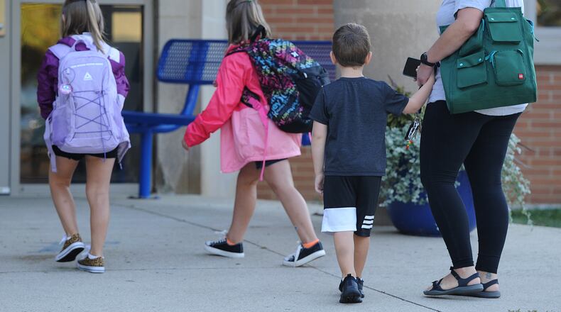 Students enter Beavertown Elementary, on the first day of school Thursday August 18, 2022. MARSHALL GORBY\STAFF