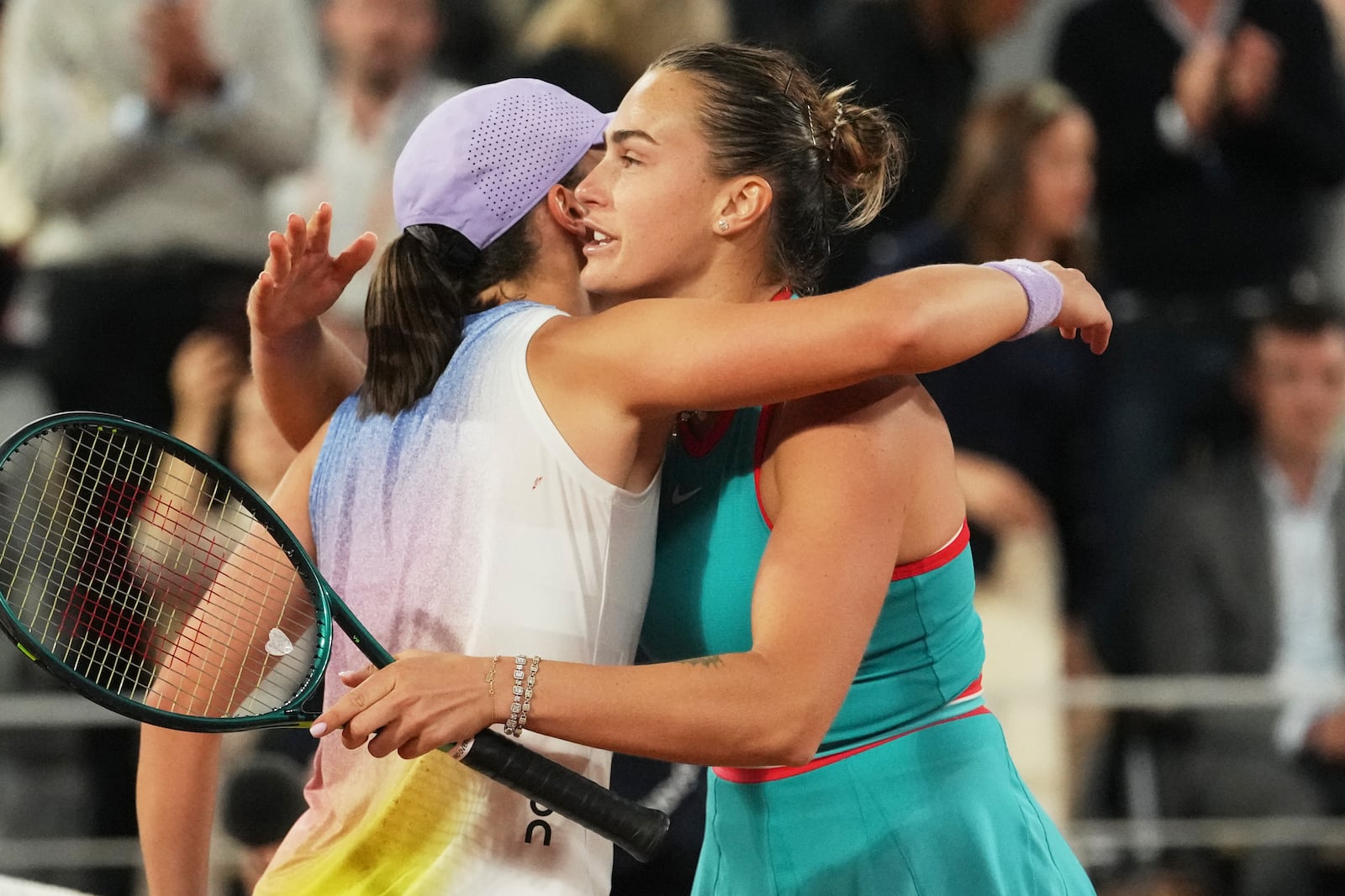 Winner Aryna Sabalenka of Belarus, right, and Poland's Iga Swiatek hug after their semifinal match of the French Tennis Open at the Roland-Garros stadium in Paris, Thursday, June 5, 2025. (AP Photo/Thibault Camus)