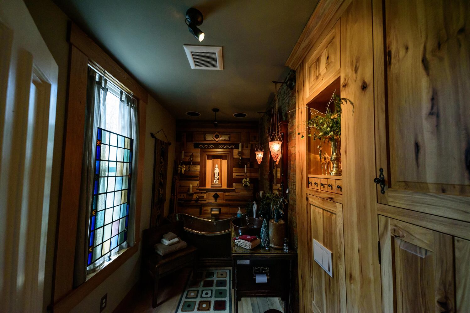 PHOTOS: A Dickens of a Christmas St. Anne’s Hill Holiday Home Tour