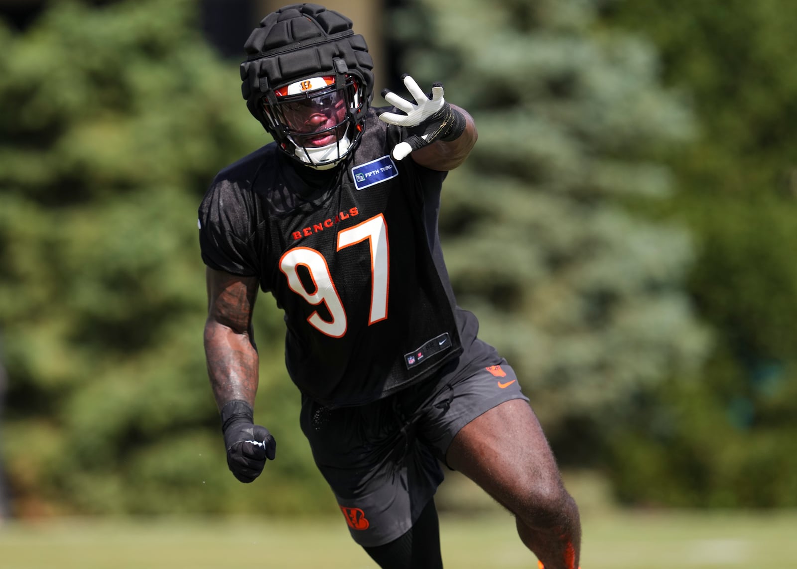 Cincinnati Bengals defensive end Shemar Stewart performs a drill during practice at the team's NFL football training camp, Sunday, July 27, 2025, in Cincinnati. (AP Photo/Jeff Dean)