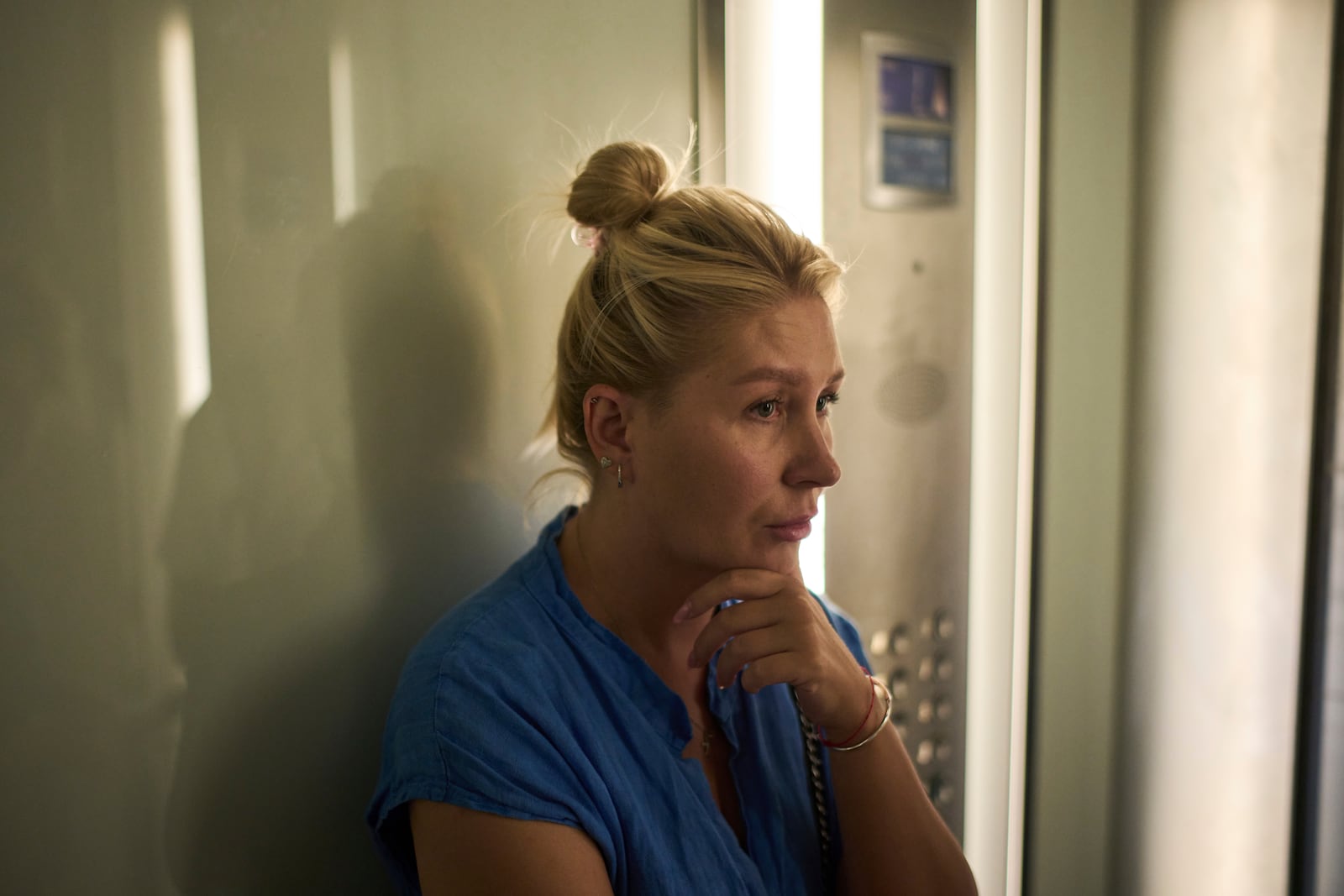 Ukrainian makeup artist Tetiana Kurakova, 40, takes the elevator in a hotel in Tel Aviv, Israel, June 17, 2025, that was turned into a shelter for evacuees from Bat Yam, which was hit by an Iranian strike. (AP Photo/Leo Correa)