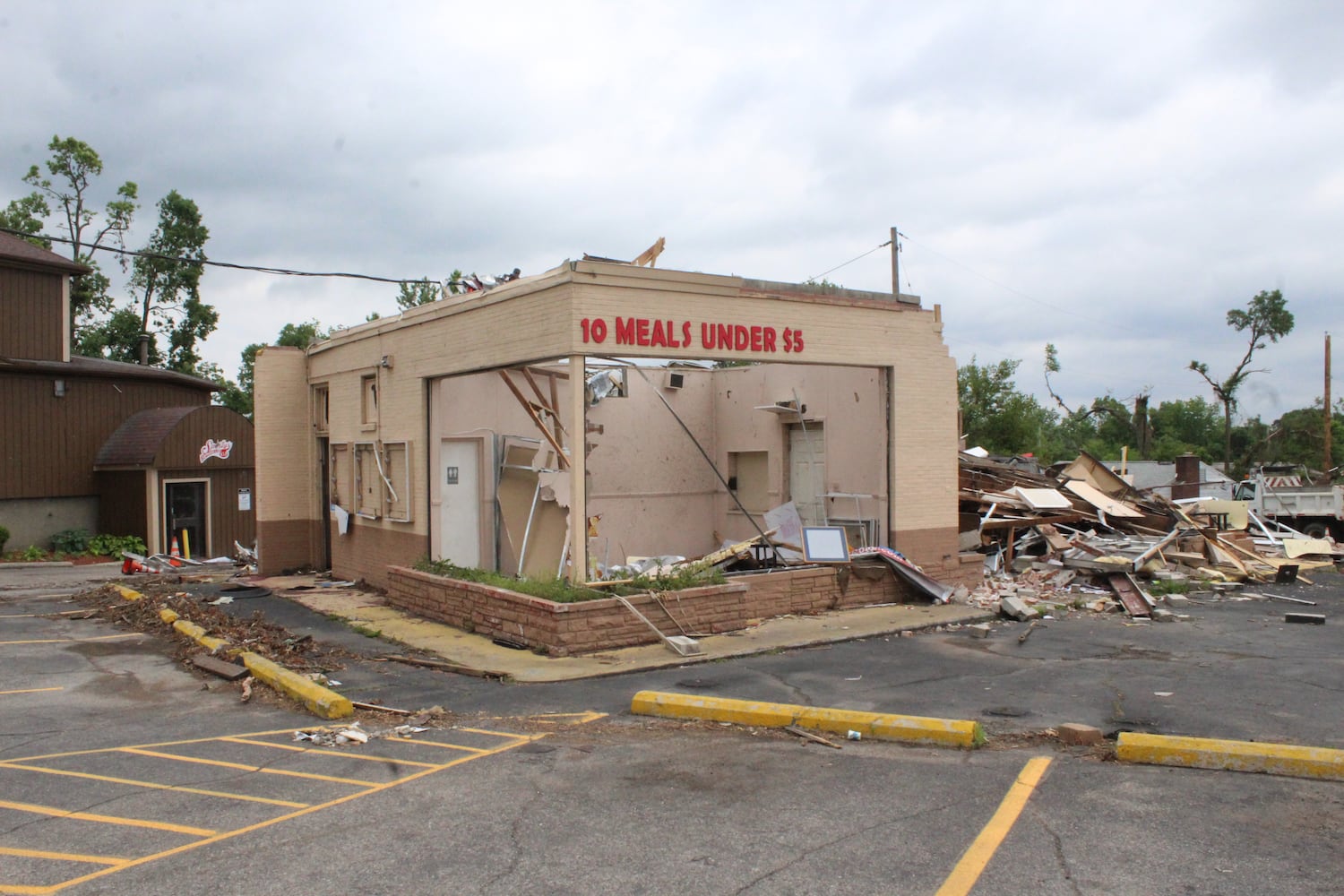 Photos restaurant worker called unsung hero for helping others during Memorial Day tornadoes