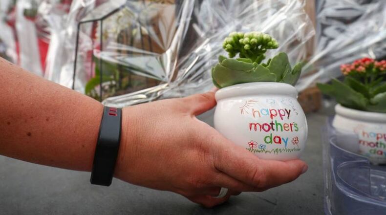 While some people give their mothers flowers on Mother's Day, a New Orleans singer posted a musical tribute.