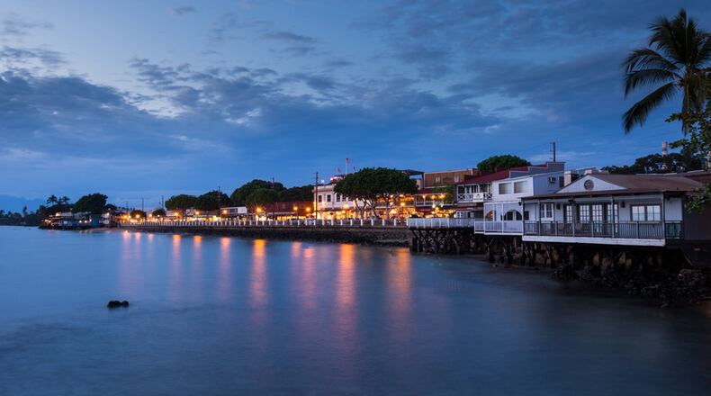 Dusk falling on Front Street, Lahaina. (Tor Johnson/Hawaii Tourism Authority)
