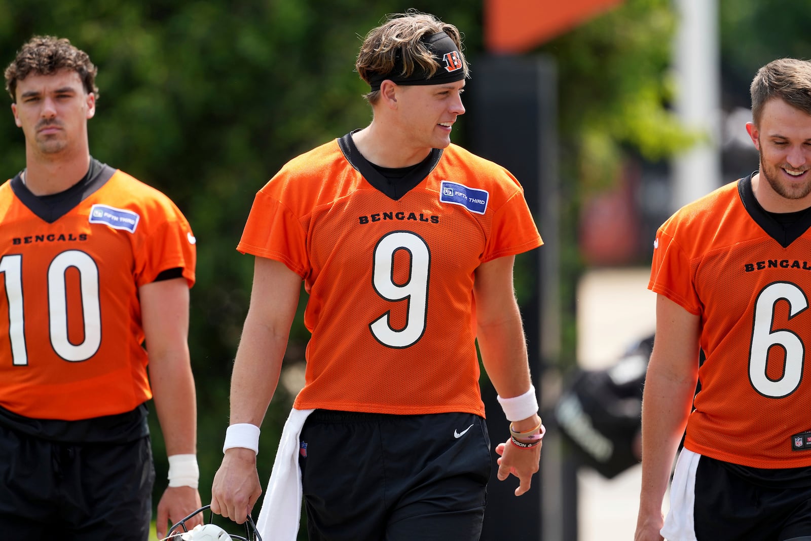 From left, Cincinnati Bengals' Payton Thorne (10), Joe Burrow (9) and Jake Browning (6) walk to the field before NFL football practice Tuesday, June 3, 2025, in Cincinnati. (AP Photo/Kareem Elgazzar)