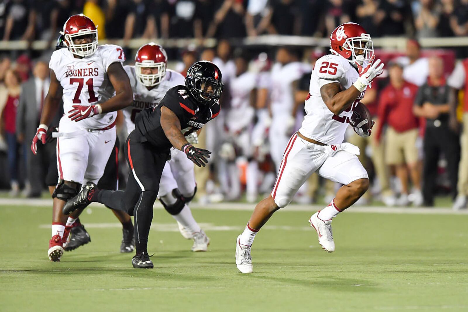 LUBBOCK, TX - OCTOBER 22: Joe Mixon #25 of the Oklahoma Sooners breaks away for a touchdown during the game against the Texas Tech Red Raiders on October 22, 2016 at AT&T Jones Stadium in Lubbock, Texas. Oklahoma won the game 66-59. (Photo by John Weast/Getty Images)
