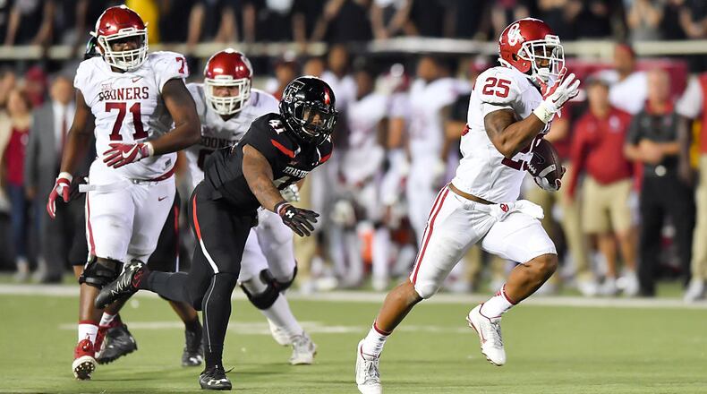 LUBBOCK, TX - OCTOBER 22: Joe Mixon #25 of the Oklahoma Sooners breaks away for a touchdown during the game against the Texas Tech Red Raiders on October 22, 2016 at AT&T Jones Stadium in Lubbock, Texas. Oklahoma won the game 66-59. (Photo by John Weast/Getty Images)