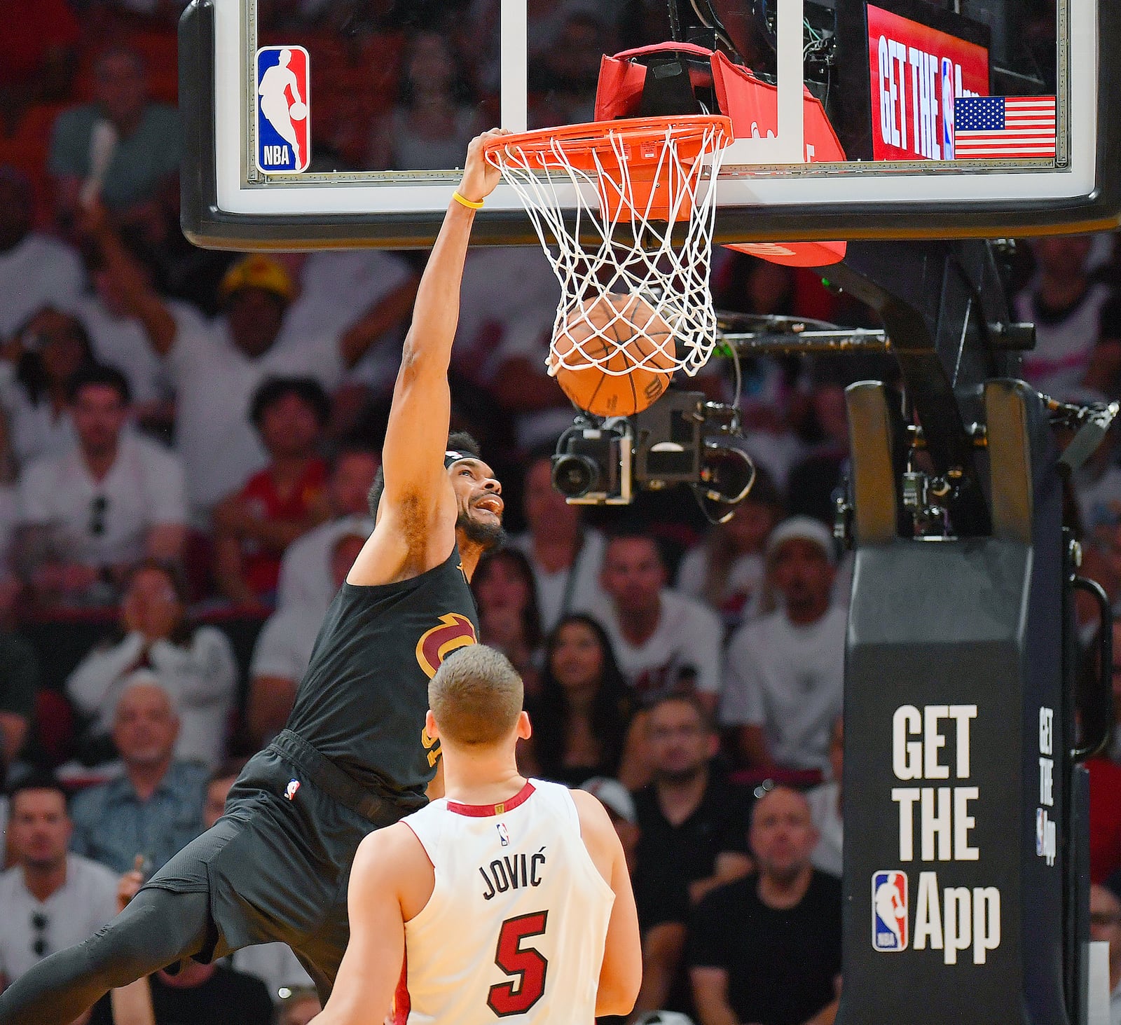 Cleveland Cavaliers center Jarrett Allen dunks in front of Miami Heat forward Nikola Jovic (5) during the first half in Game 3 of an NBA basketball first-round playoff series, Saturday, April 26, 2025, in Miami. (AP Photo/Michael Laughlin)