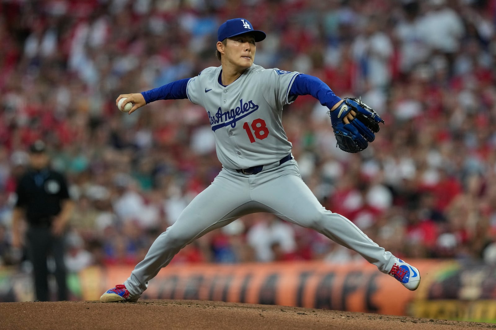 Los Angeles Dodgers pitcher Yoshinobu Yamamoto throws during the first inning of a baseball game against the Cincinnati Reds, Monday, July 28, 2025, in Cincinnati. (AP Photo/Carolyn Kaster)