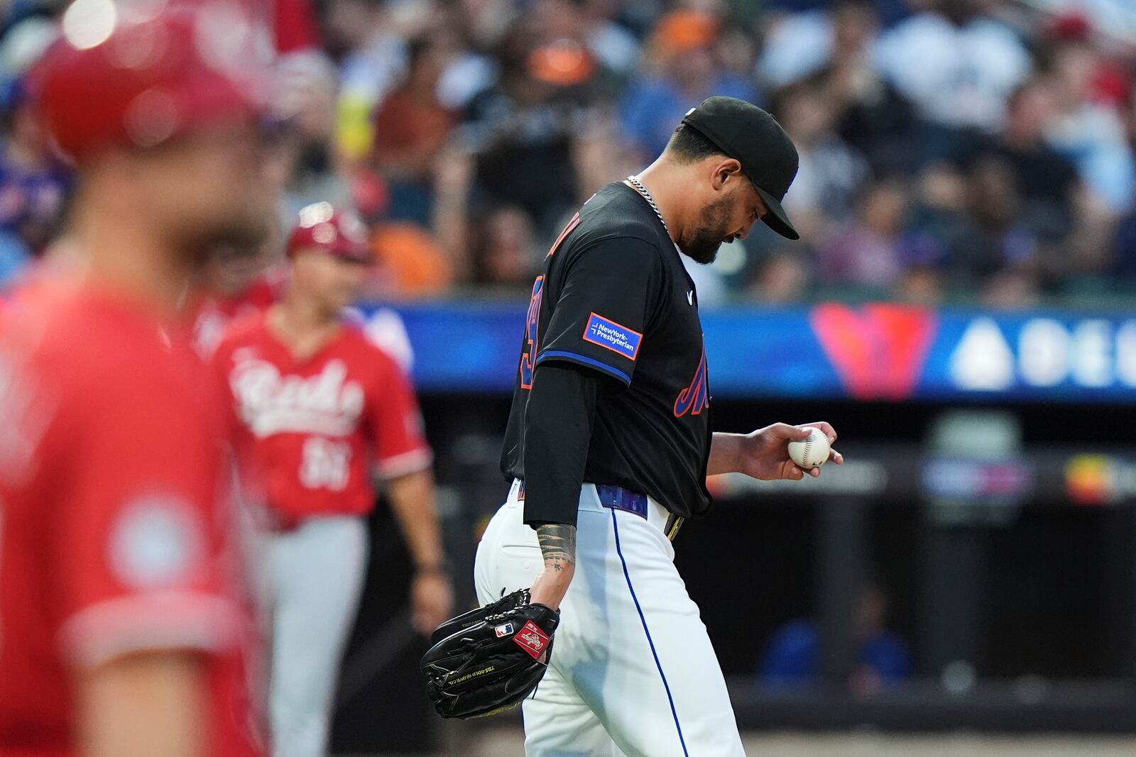 New York Mets pitcher Sean Manaea reacts after Cincinnati Reds' Austin Hays hit a home run during the fourth inning of a baseball game Friday, July 18, 2025, in New York. (AP Photo/Frank Franklin II)