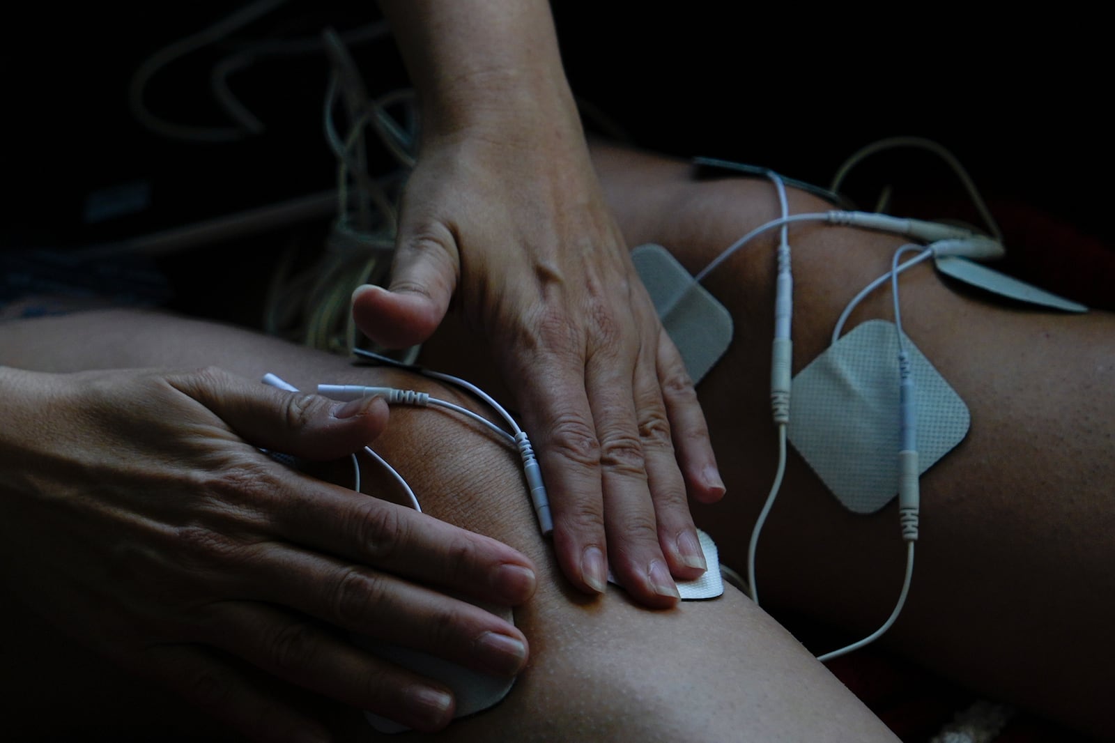 Priscilla Grim applies electrotherapy pads to her knees on April 18, 2025, at her apartment in New York. (AP Photo/Julia Demaree Nikhinson)