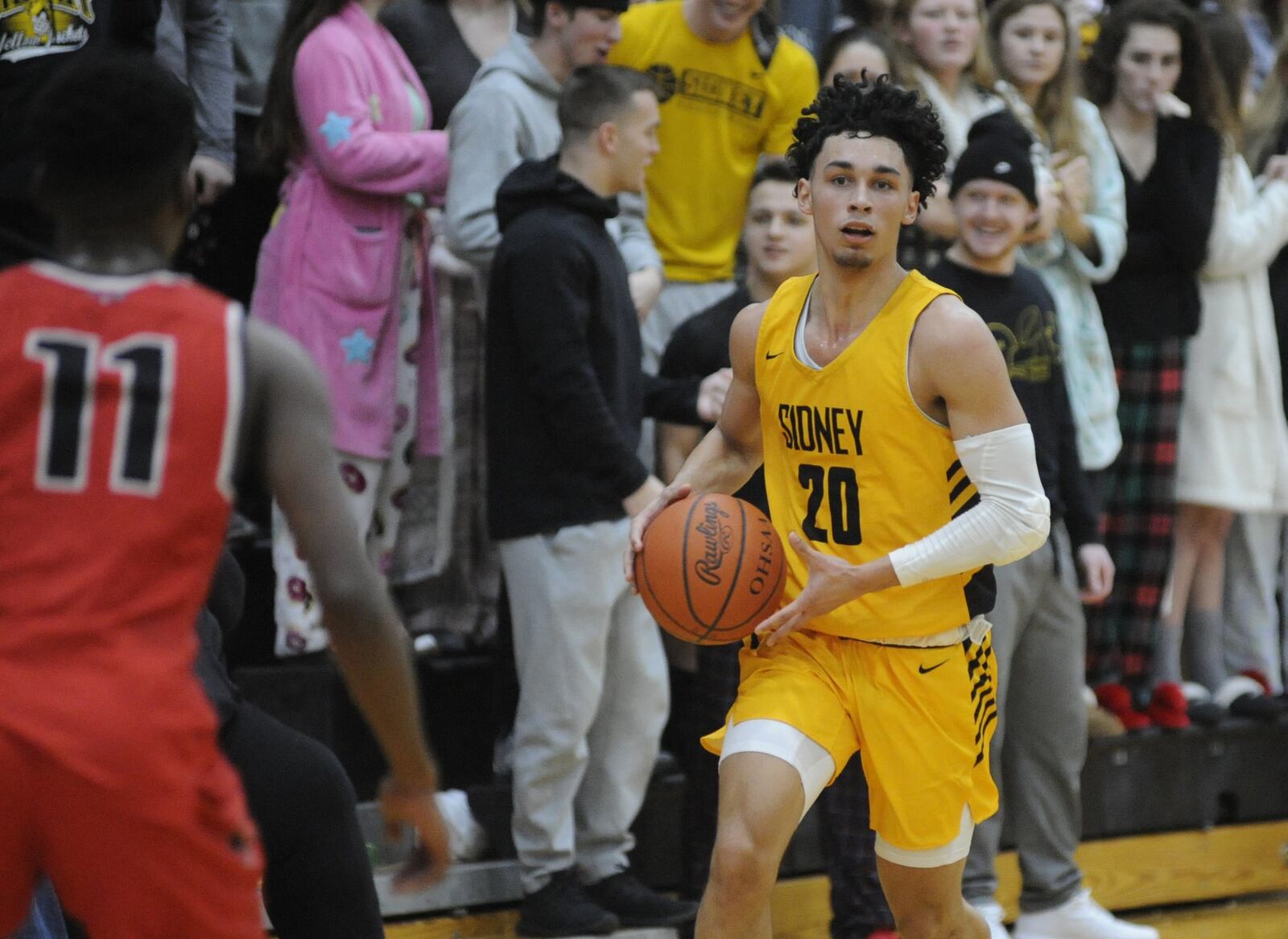 Sidney senior Andre Gordon (with ball) will follow former Virginia Tech coach Buzz Williams and play basketball at Texas A&M. MARC PENDLETON / STAFF
