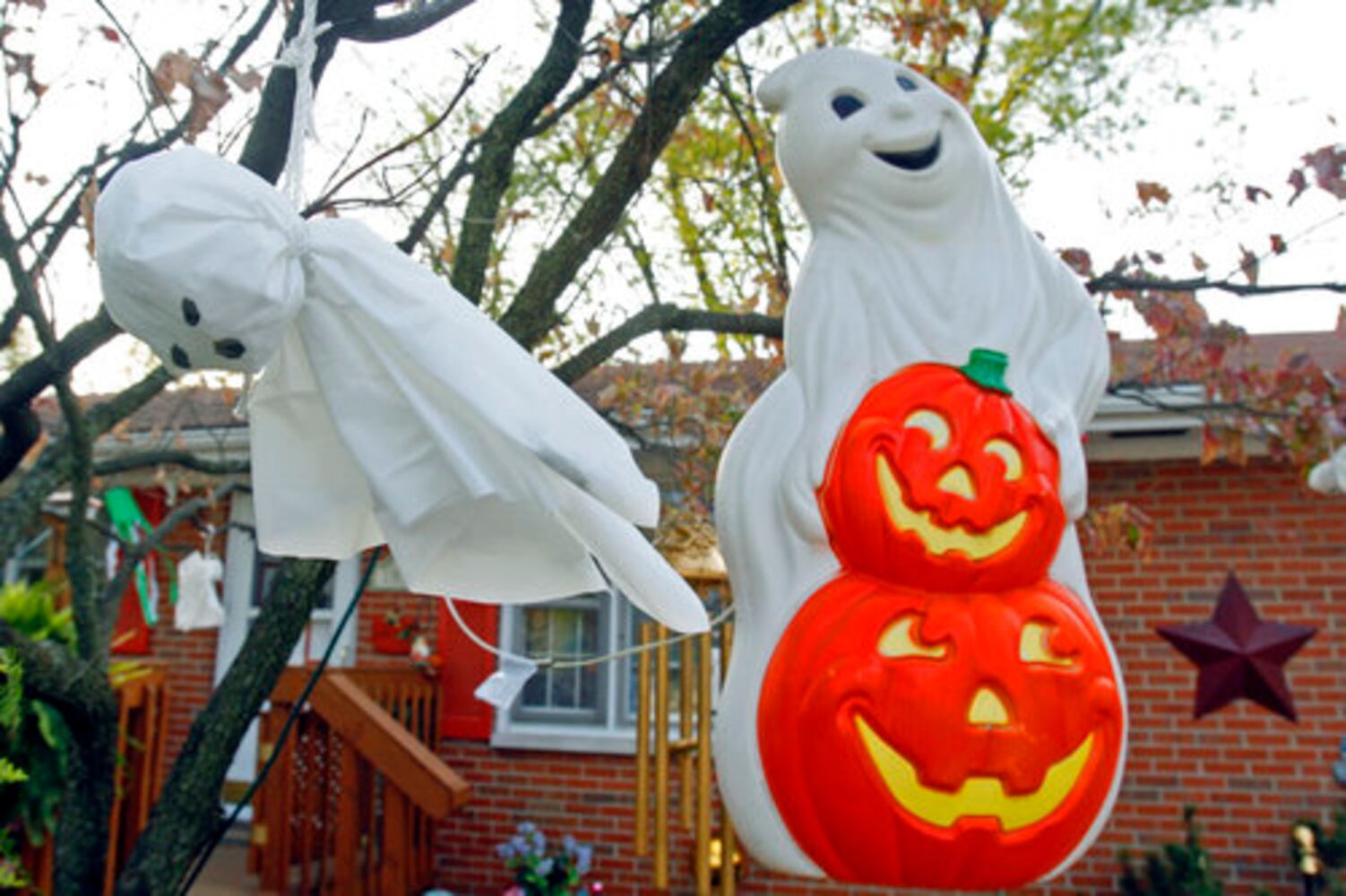 Halloween decorating contest