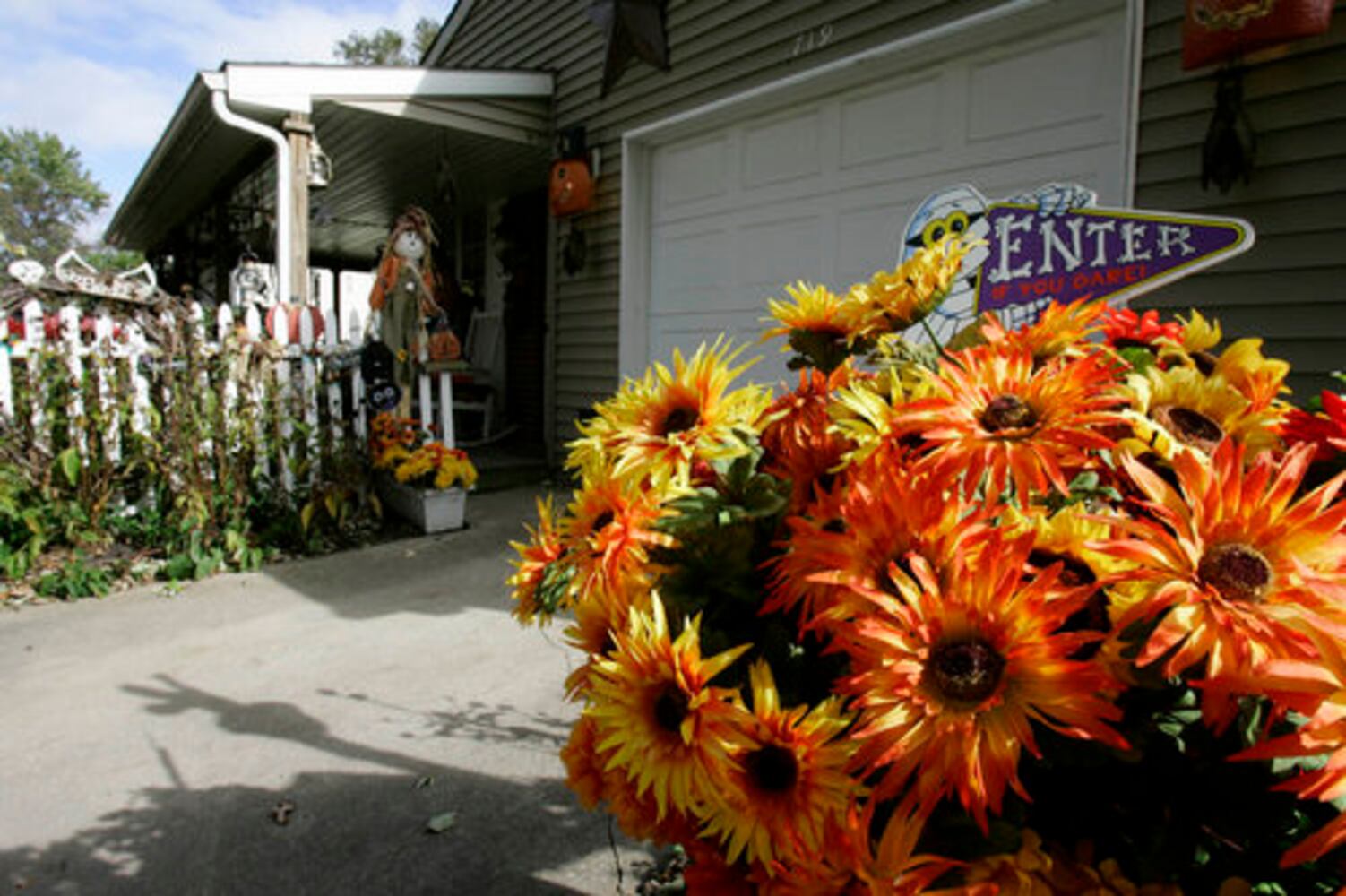 Halloween decorating contest
