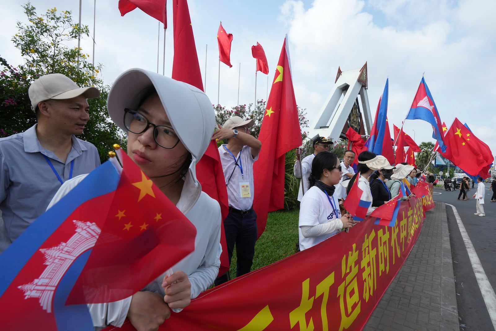 Chineses people wait to welcome their President Xi Jingping's arrival in Phnom Penh, Cambodia, Thursday, April 17, 2025. (AP Photo/Heng Sinith)