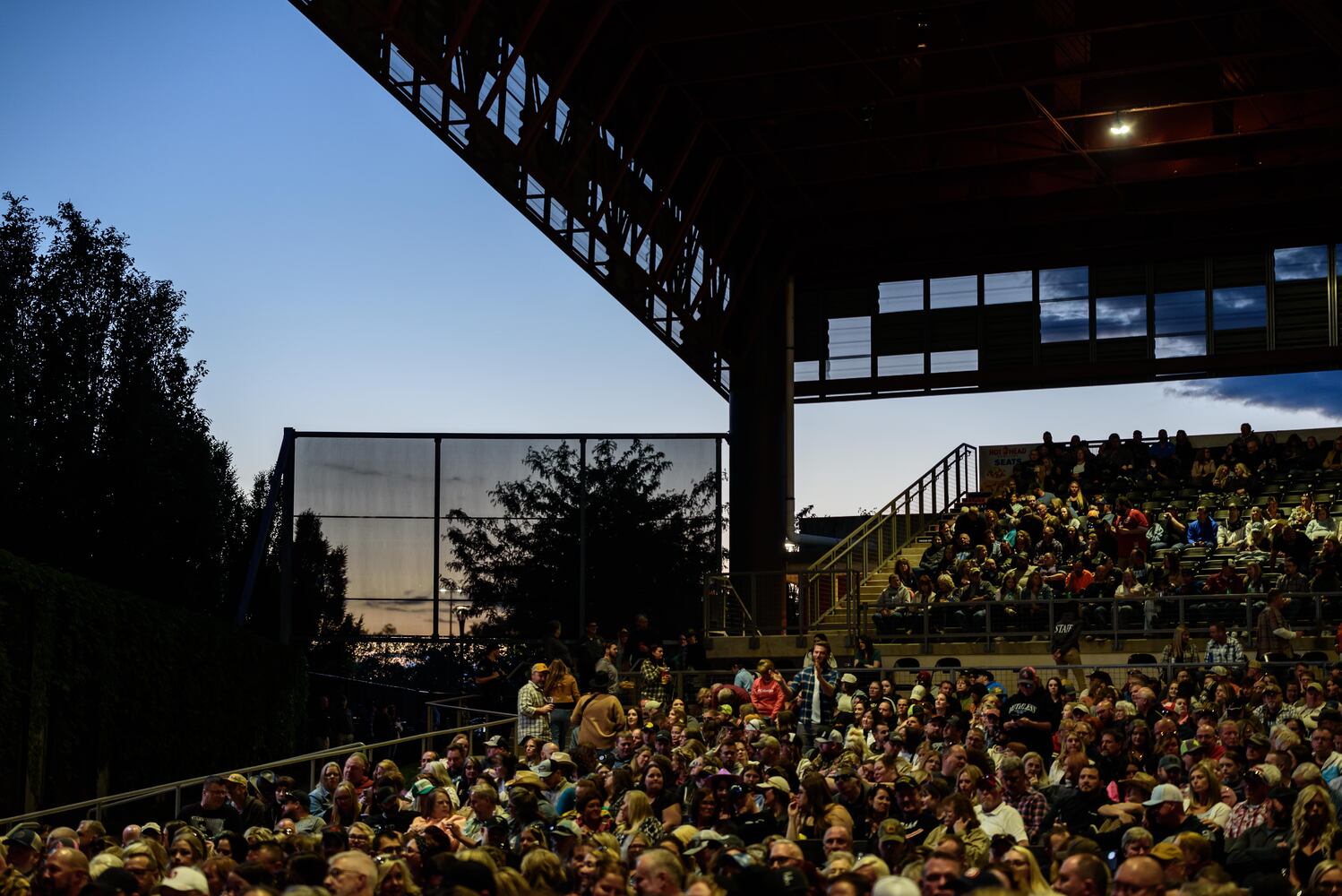 PHOTOS: Gary Allan & Mae Estes Live at Rose Music Center