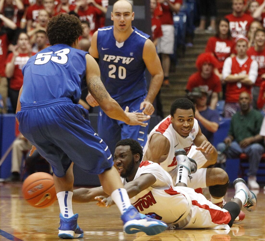 Sibert saves Flyers in opener with last-second 3-pointer