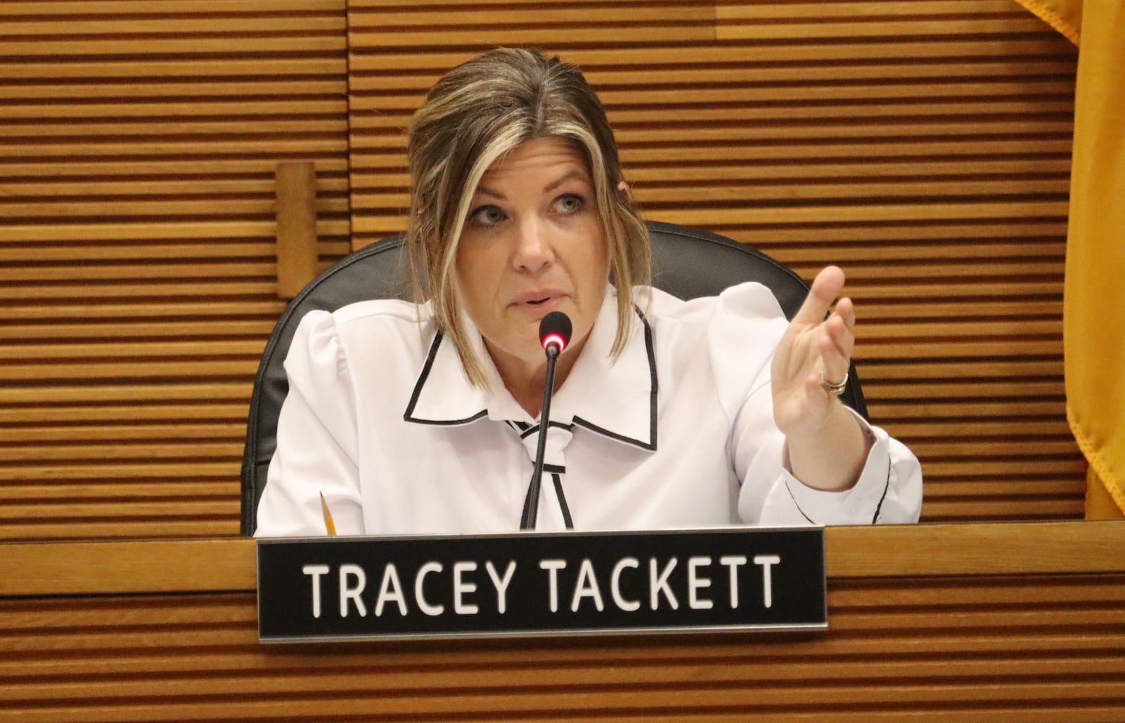 Springfield Assistant Mayor Tracey Tackett speaks to a resident at the city's regular meeting Tuesday, Feb. 10, 2026. JESSICA OROZCO/STAFF