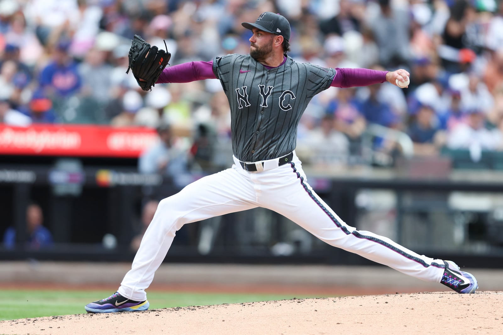 New York Mets pitcher David Peterson throws in the third inning of a baseball game against the Cincinnati Reds, Sunday, July 20, 2025, in New York. (AP Photo/Heather Khalifa)