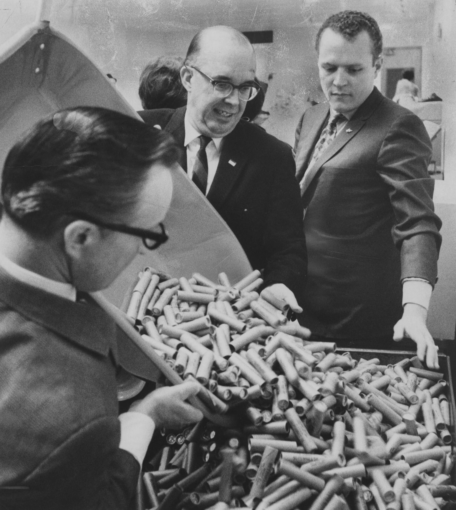 Larry Flynt pays Dayton's Third National Bank $6,000 in pennies to repay a loan in 1969.