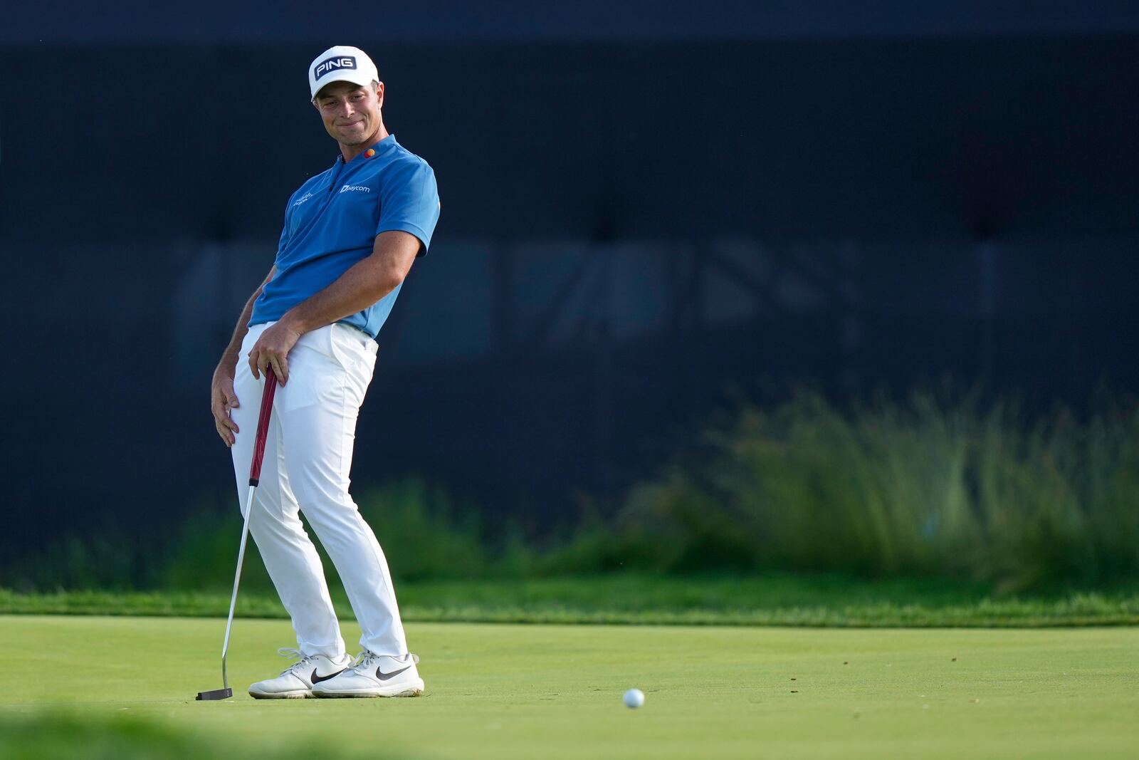 Viktor Hovland, of Norway, reacts after missing a putt on the 13th hole during the third round of the U.S. Open golf tournament at Oakmont Country Club Saturday, June 14, 2025, in Oakmont, Pa. (AP Photo/Charlie Riedel)