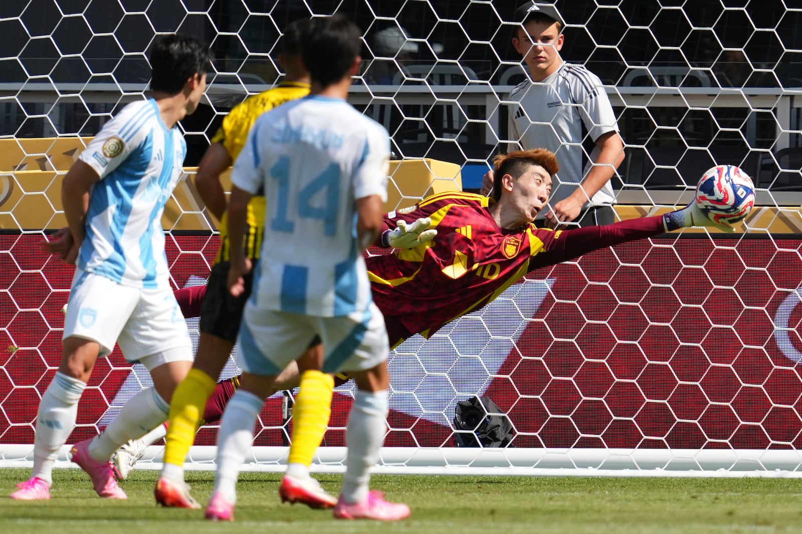 Ulsan HD's goalkeeper Yoon Jong-gyu saves a ball during the Club World Cup Group F soccer match between Borussia Dortmund and Ulsan in Cincinnati, Wednesday, June 25, 2025. (AP Photo/Jeff Dean)