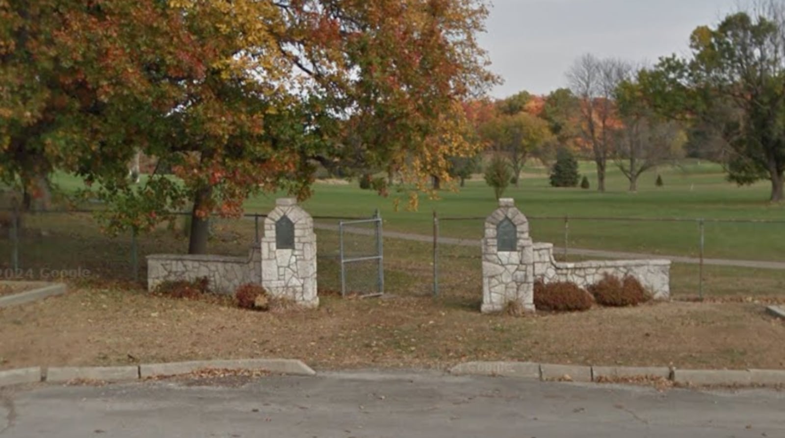 This older image shows the entrance to the Victory Oak Knoll World War I memorial at Dayton's Community Golf Course. Image from Google