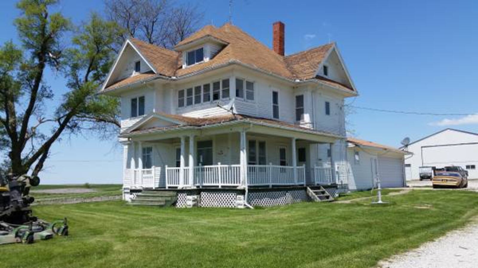 Farmer Roger Dolecheck in southern Iowa is so desperate to find a new owner for his old farmhouse, rather than tear it down, that he has offered it for free on Craigslist.