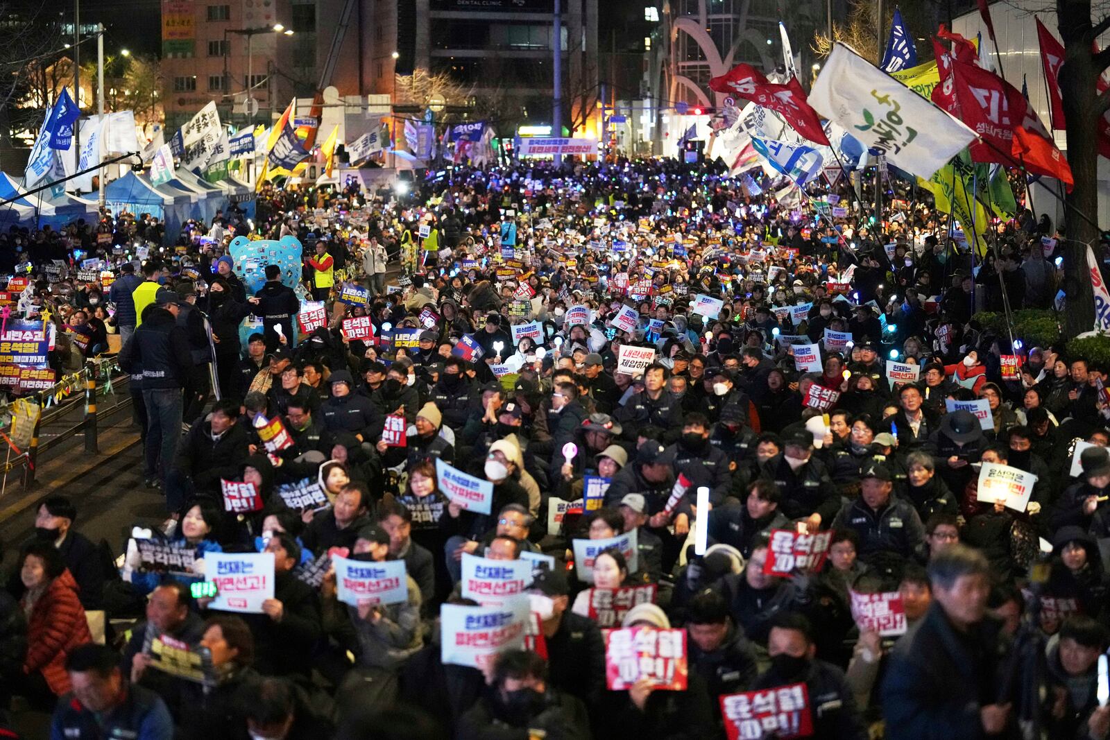 Protesters shout slogans during a rally calling for impeached South Korean President Yoon Suk Yeol to step down, near the Constitutional Court in Seoul, South Korea, Thursday, April 3, 2025. (AP Photo/Lee Jin-man)