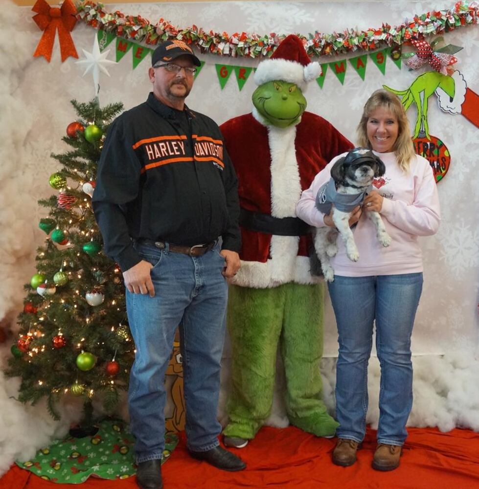 Your heart will grow three sizes when you see these hilarious Dayton family photos with the GRINCH