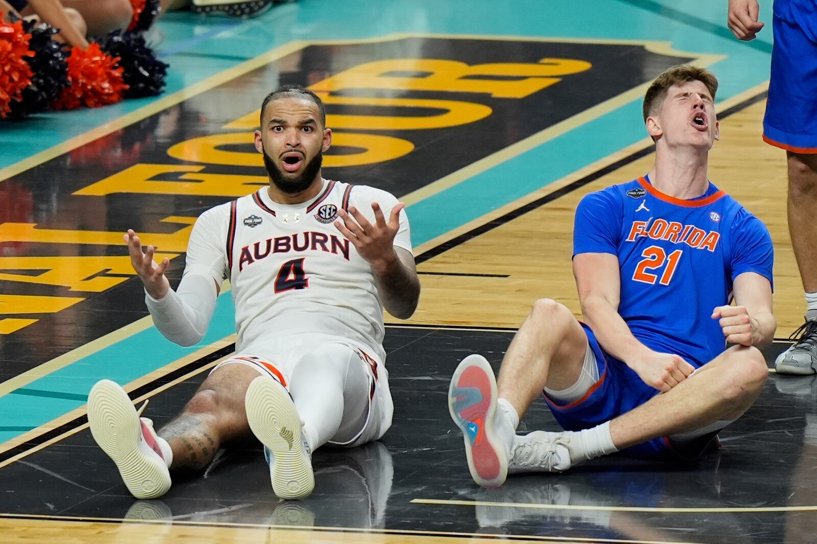 Auburn's Johni Broome (4) and Florida's Alex Condon (21) react after a play during the second half in the national semifinals at the Final Four of the NCAA college basketball tournament, Saturday, April 5, 2025, in San Antonio. (AP Photo/Stephanie Scarbrough)