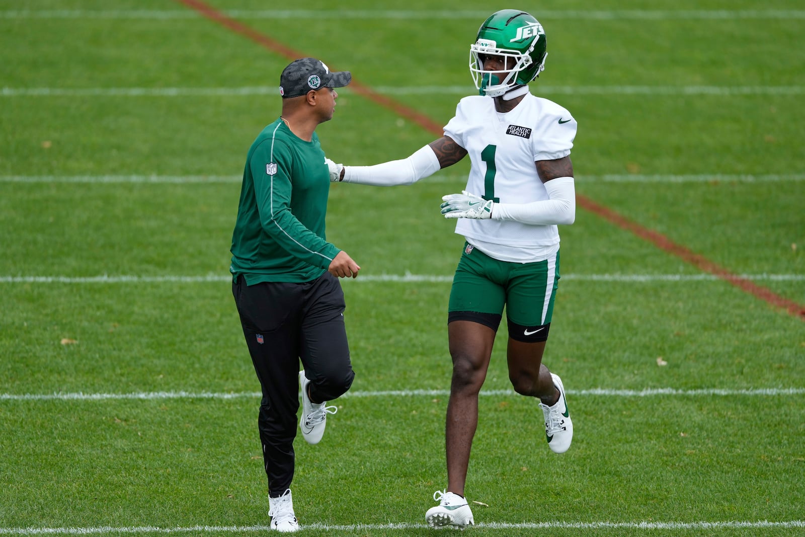 New York Jets' Sauce Gardner, right, participates during an NFL football practice in Florham Park, N.J., Thursday, May 29, 2025. (AP Photo/Seth Wenig)