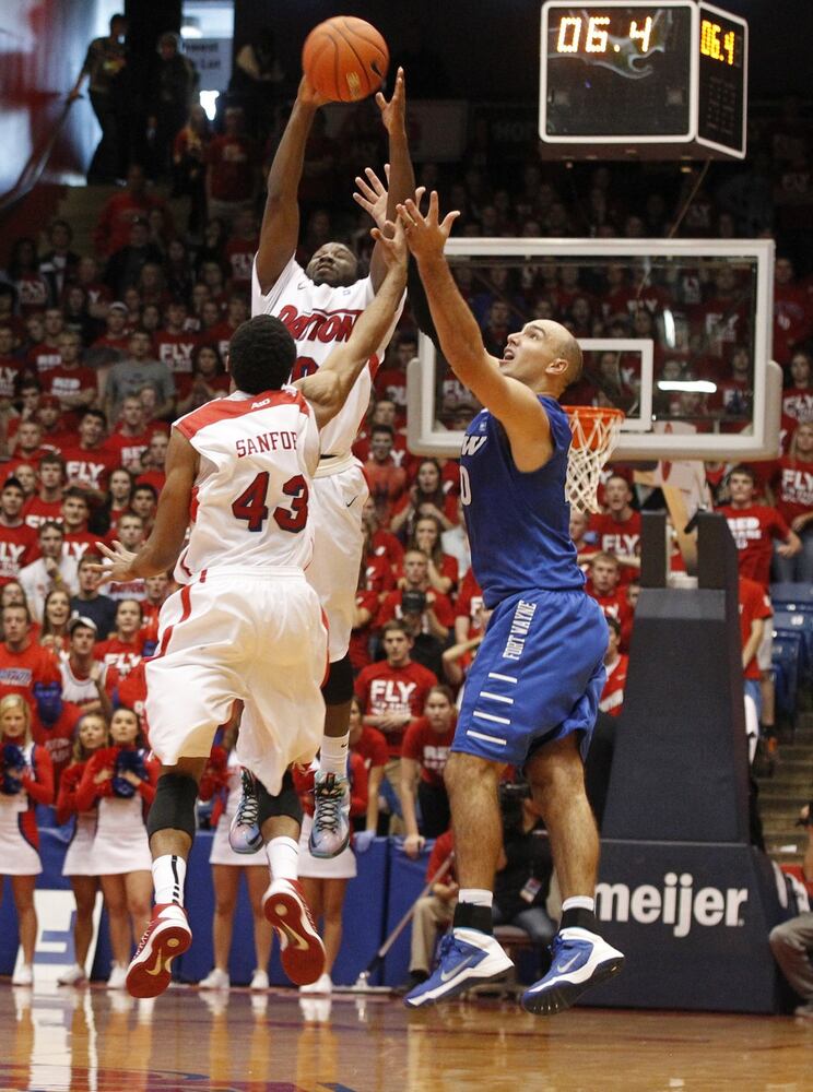 Sibert saves Flyers in opener with last-second 3-pointer