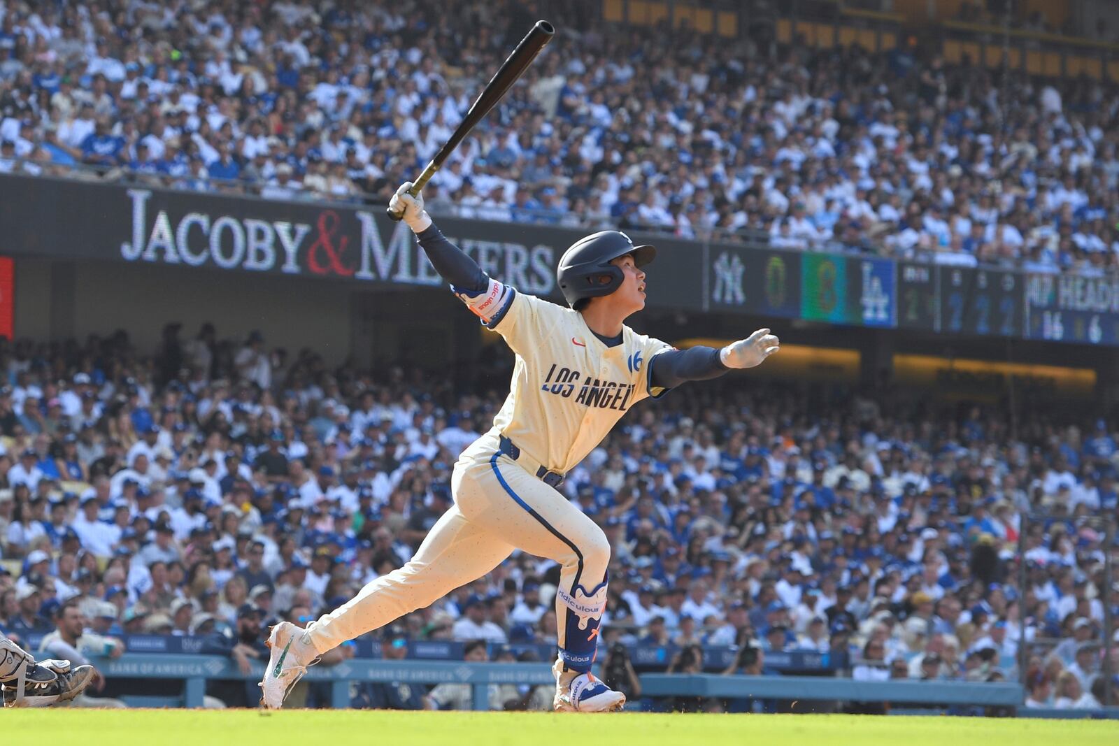 Los Angeles Dodgers' Hyeseong Kim hits a two-run home run during the second inning of a baseball game against the New York Yankees, Saturday, May 31, 2025, in Los Angeles. (AP Photo/Mark J. Terrill)