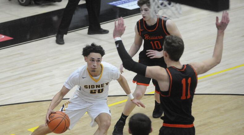Andre Gordon of Sidney High School (with ball) will transfer to Huntington Prep (W.Va.) for his senior season. MARC PENDLETON / STAFF